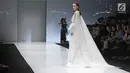 Model berpose diatas catwalk membawakan rancangan Tex Saverio saat pembukaan Jakarta Fashion Week 2018 di Senayan City, Jakarta, Sabtu (21/10). (Liputan6.com/Herman Zakharia)