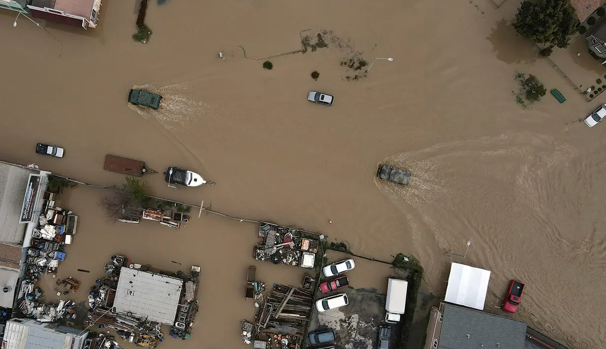 Foto udara menunjukkan kendaraan penegak hukum berpatroli melintasi banjir di Kota Pajaro, California, Amerika Serikat, 12 Maret 2023. Hujan dan salju diperkirakan akan meluas dari bagian tengah California hingga ke Oregon, dan Nevada bagian utara. (Shmuel Thaler/The Santa Cruz Sentinel via AP)
