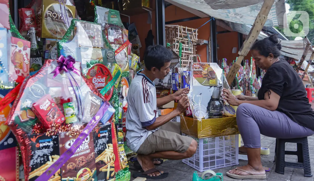 Mendekati perayaan Idul Fitri 1445 Hijriah, penjualan hampers atau parsel berpeluang mengalami peningkatan penjualan, salah satunya di Pasar Barito. (merdeka.com/Arie Basuki)