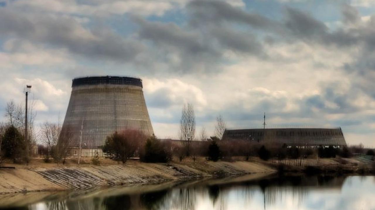 Akibat ledakan dari pabrik nuklir Chernobyl, beberapa material radioaktif tersebar di atmosfer dan lingkungan sekitarnya. Material sampingan radioaktif berbahaya bagi kesehatan manusia dan memiliki jangka hidup yang lama. Oleh sebab itu, hingga saat ini, 