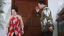 Ketua Umum Partai Gerindra, Prabowo Subianto (kanan) memberi hormat pada Ketua Umum PDIP, Megawati Soekarnoputri usai memberi keterangan terkait pertemuan dan makan siang bersama di kediaman Megawati di Jalan Teuku Umar, Jakarta, Rabu (24/7/2019). (Liputan6.com/Helmi Fithriansyah)