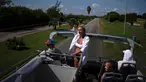 Turis Rusia melambai dari bus wisata saat melakukan tur kota Varadero di Kuba, Rabu (29/9/2021). Pihak berwenang di Kuba mulai melonggarkan pembatasan COVID-19 di beberapa kota seperti Havana dan Varadero. (AP Photo/Ramon Espinosa)