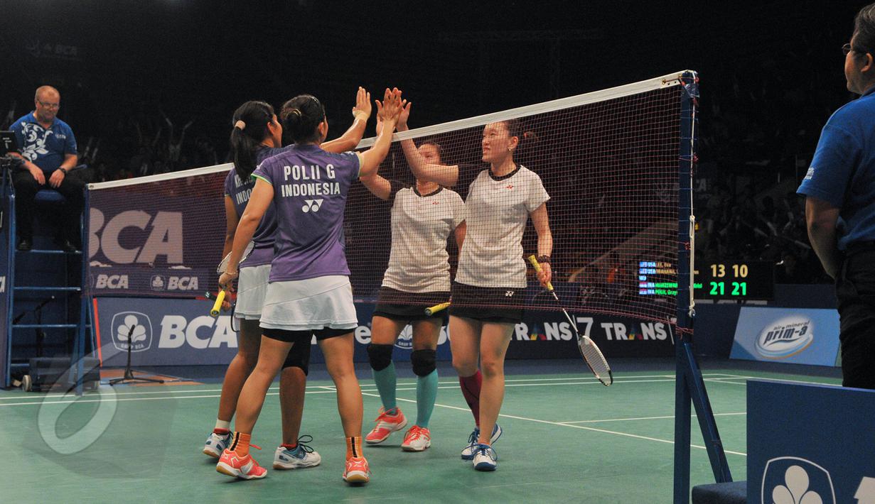 Pebulu Tangkis Indonesia, Nitya Krishinda M dan Greysia Polii bersalaman dengan pebulu tangkis Eva LEE dan Paula Lynn usai bertanding di BCA Indonesia Open Superseries Premier 2015 di Jakarta, Selasa (3/6/2015). (Liputan6.com/Herman Zakharia)