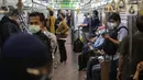 <p>Penumpang berada di dalam rangkaian KRL di Stasiun KRL Commuter Line Sudirman, Jakarta, Jumat (30/12/2022). Sebelumnya, PT Kereta Commuter Indonesia (KCI) mengatakan, hingga saat ini, kenaikan tarif Commuter Line atau Kereta Rel Listrik (KRL) masih dalam pembahasan antara KCI dan pemerintah. (Liputan6.com/Faizal Fanani)</p>