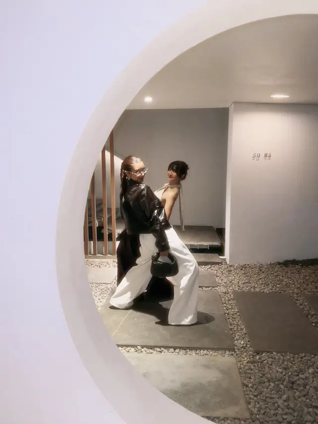 Bestie Goals! Gaya Sheila Dara Rayakan Ultah Fita Anggriani, Kompak Tampil Monokrom Minimalis Chic