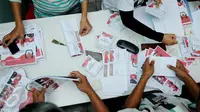 Sejumlah pekerja menyortir dan melipat surat suara Pilkada DKI Jakarta 2017 di Gudang Logistik KPU Jakarta Pusat, Senin (24/1). Total jumlah surat suara adalah 747.152 surat suara dengan 19.287 surat suara cadangan. (Liputan6.com/Gempur M Surya)