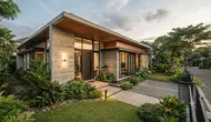 8 Desain Fasad dengan Aksen Beton Ekspos dan Tanaman, Konsep Modern yang Terasa Sejuk Sepanjang Hari