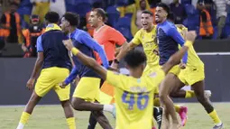 Pada babak tambahan ini, Ronaldo kembali mencetak gol untuk membawa Al Nassr berbalik unggul. Al Nassr sukses mempertahankan keunggulan dan menjadi juara. (AP Photo/Samah Zidan)