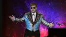 Sir Elton John tampil menyanyi sebelum mengadakan konferensi pers di New York (24/1). Dalam kesempatan tersebut, legenda pop Elton John mengumumkan akan mengadakan sebuah tur terakhir. (AFP/Timothy A. Clary)