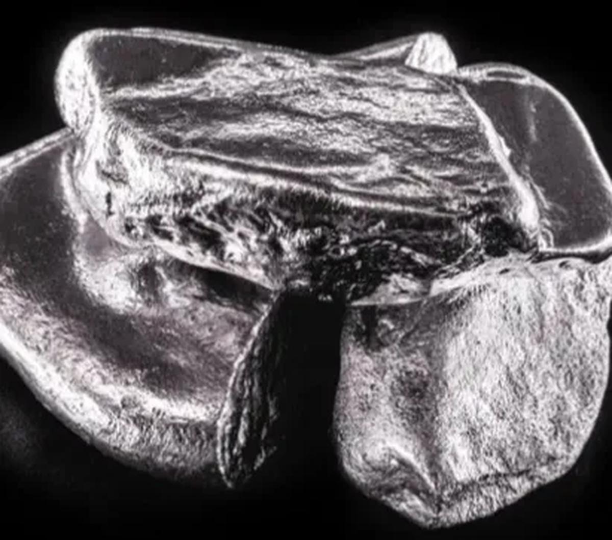 Setelah itu diberi nama Rhodium yang berasal dari bahasa Yunani “Rhodon” yang memiliki arti mawar yang berasal dari bubuk merah hasil ekstrasi.