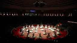 Para darwis dari ordo Mevlevi menari saat tampil dalam upacara memperingati wafatnya Jalaluddin Rumi di Sheb-i Arus, Konya, Turki, Minggu (16/12). Jalaluddin Rumi wafat 745  tahun lalu. (AP Photo/Lefteris Pitarakis)