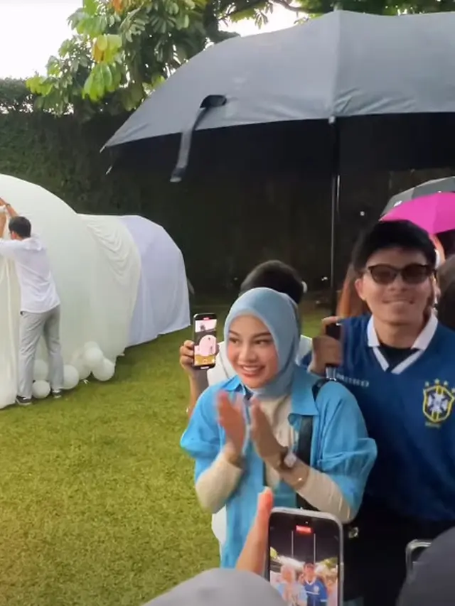 Gaya Couple Serba Biru Alyssa Daguise-Al Ghazali hingga Mahalini Raharja-Rizky Febian di Gender Reveal Anak Aaliyah Massaid
