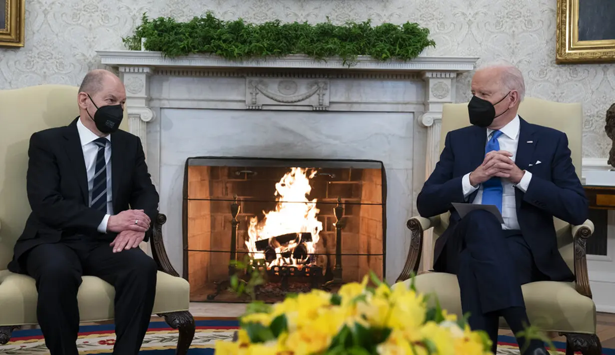 Presiden AS Joe Biden berbicara saat pertemuan dengan Kanselir Jerman Olaf Scholz di Kantor Oval Gedung Putih, Washington, AS, 7 Februari 2022. AS dan Jerman menjalin kerja sama untuk mencegah agresi Rusia di Eropa serta tantangan yang ditimbulkan oleh China. (AP Photo/Alex Brandon)