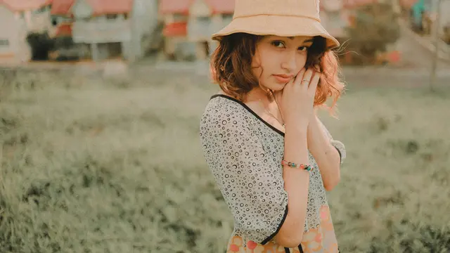 11 Inspirasi Gaya Rambut dengan Bucket Hat