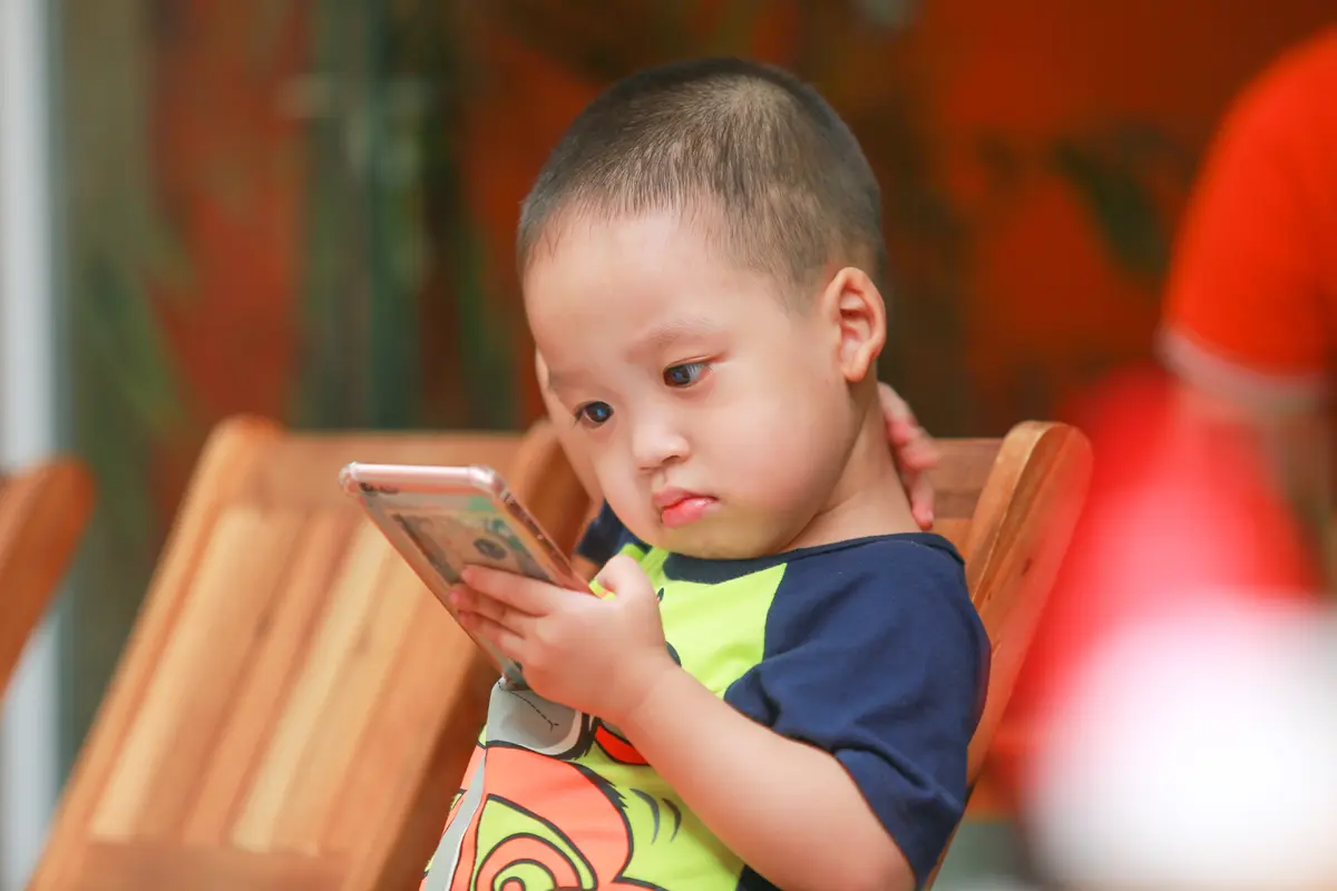 Pola asuh anak era digital