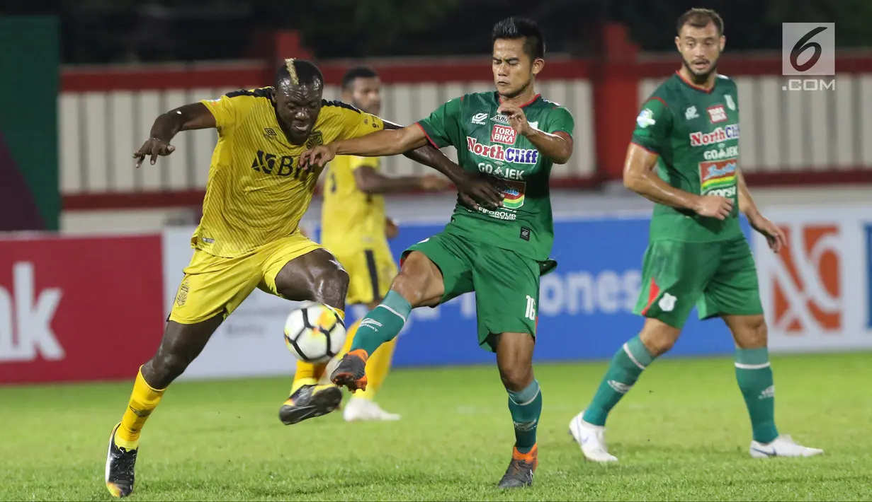 Pemain Bhayangkara FC, Herman Dzumafo (kiri) berebut bola dengan M Roby (PSMS) pada lanjutan Go-Jek Liga 1 Indonesia bersama Bukalapak di Stadion PTIK, Jakarta, Jumat (3/8). Babak pertama Bhayangkara unggul 2-0. (Liputan6.com/Helmi Fithriansyah)
