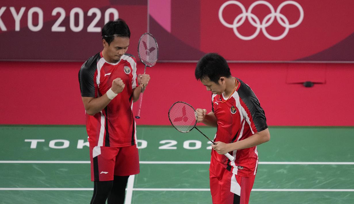 Ganda putra Indonesia Mohammad Ahsan / Hendra Setiawan berselebrasi setelah mengalahkan Takeshi Kamura / Keigo Sonoda dari Jepang pada perempat final bulu tangkis Olimpiade Tokyo 2020 di Musashino Forest Sports Plaza, Kamis (29/7/2021). Ahsan / Hendra menang 21-14, 16-21, 21-9. (AP/Dita Alangkara)