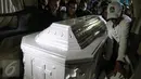 Peti Jenazah Penyanyi Mike Mohede saat dimasukkan ke dalam ambulans di RS Premiere Bintaro, Tangerang Selatan, Minggu (31/7). Mike Mohede meninggal dunia di usia 32 tahun karena serangan jantung. (Liputan6.com/Fery Pradolo)