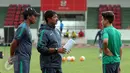 Pelatih Indra Sjafri (kiri) berbincang dengan Jack Brown saat latihan seleksi Timnas Indonesia U-19 di Lapangan Atang Sutresna, Jakarta, Kamis (6/4). 14 pemain yang pernah berlaga di luar negeri mengikuti seleksi masuk. (Liputan6.com/Helmi Fithriansyah)