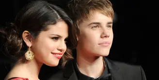 Selena Gomez dan Justin Bieber terlihat menikmati waktu liburan mereka saat berada di Jamaika. (ELITDaily)