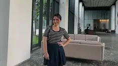 “Boleh kan sekali kali feminim,” tulis Tissa Biani lewat fotonya di sebuah hotel. Tissa Biani pakai atasan bermotif garis-garis hitam putih yang dipadukan dengan rok mini biru. Penampilannya terlihat santai namun tetap stylish, cocok dengan latar ruangan modern yang elegan. (Liputan6.com/IG/@tissabiani)
