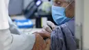 Seseorang menerima dosis keempat vaksin covid-19 Pfizer-BioNTech di Clalit Healthcare Services di Tel Aviv, Senin (3/1/2022). Israel telah menyetujui dosis keempat kepada warga di atas 60 tahun dan tenaga kesehatan di tengah lonjakan kasus Covid-19 yang didorong oleh varian Omicron. (JACK GUEZ/AFP)