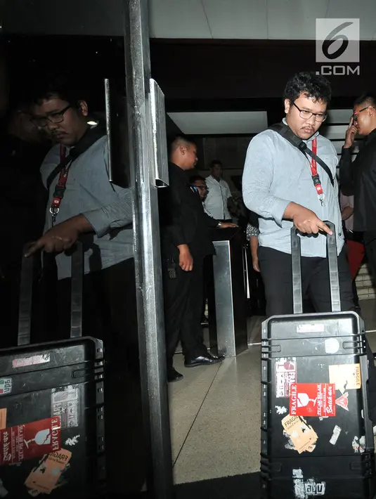 Penyidik KPK membawa koper seusai menggeledah kantor Kementerian Agama, di Lapangan Banteng, Jakarta, Senin (18/3) malam. Penyidik membawa dua koper berisi dokumen dan uang senilai ratusan juta rupiah. (merdeka.com/Iqbal S Nugroho)