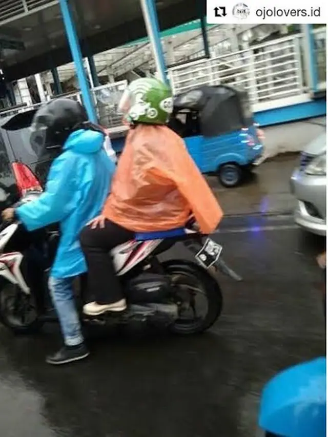 6 Momen Kocak Ojek Online saat Musim Hujan Ini Bikin Geleng Kepala