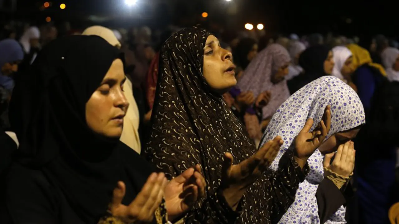 20150714-Doa Khusyuk Umat Muslim Sambut Malam Lailatul Qadar-Yerusalem 2