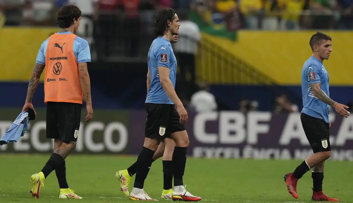 Pemain Uruguay meninggalkan lapangan setelah kalah 4-1 melawan Brasil pada akhir pertandingan kualifikasi Piala Dunia 2022 di Arena da Amazonia, Manaus, Brasil, Kamis (14/10/2021). Brasil menang 4-1. (AP Photo/Andre Penner)