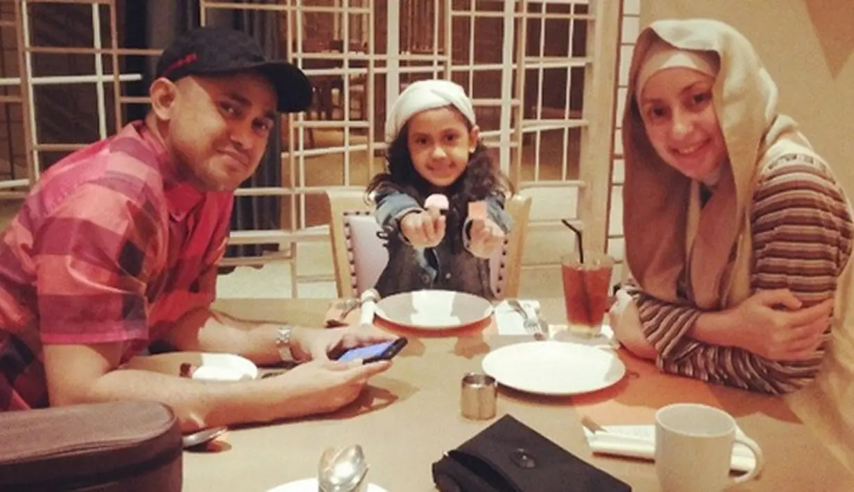 Bagi Ramzi dan Avi Basalamah, mempertahankan rumah tangga bukan pekerjaan mudah. Saling mengerti dan terus berbenah diri demi membina rumah tangga hingga akhir hayatnya. (Instagram/avibasalamah)