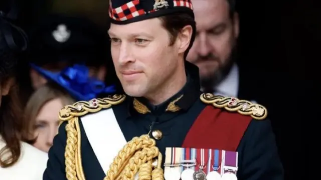Bodyguard ganteng Raja Charles III, Mayor Johnny Thompson, yang menyita perhatian warganet. (Dok. Twitter/MarkySciFi1980)