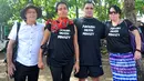 Kerabat duo Bali Nine, Andrew Chan dan Myuran Sukumaran, ini selalu setia hadir untuk memberikan dukungan moral dan menolak hukuman mati di Nusakambangan, Cilacap, Jateng, Rabu (29/4/2015). (Liputan6.com/Yoppy Renato)