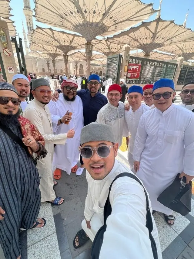 6 Potret Shandy Purnamasari dan Gilang Widya Pramana Jalani Ibadah Umrah