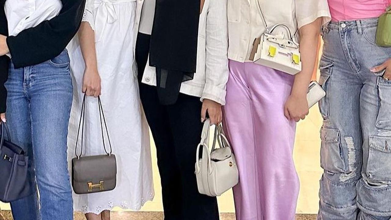 Diunggah akun fanpage_nagitaslavina mengutip situs christies.com harga Hermes Limited Edition - Nata,Mauve Sylvestre & Lime Kelly Dole Picto With Palladium Hardware sekitar $69,300, jika dikonversi rupiah sekitar Rp 1.047.800.000.