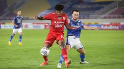Pemain Persija Jakarta, Braif Fatari (kiri) berebut bola dengan pemain Persib Bandung, Marc Klok dalam laga pekan ke-12 BRI Liga 1 2021/2022 di Stadion Manahan, Solo, Sabtu (20/11/2021). (Bola.com/Bagaskara Lazuardi)