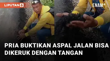 Seorang pria menunjukkan aspal jalan yang bisa dikeruk dengan tangan