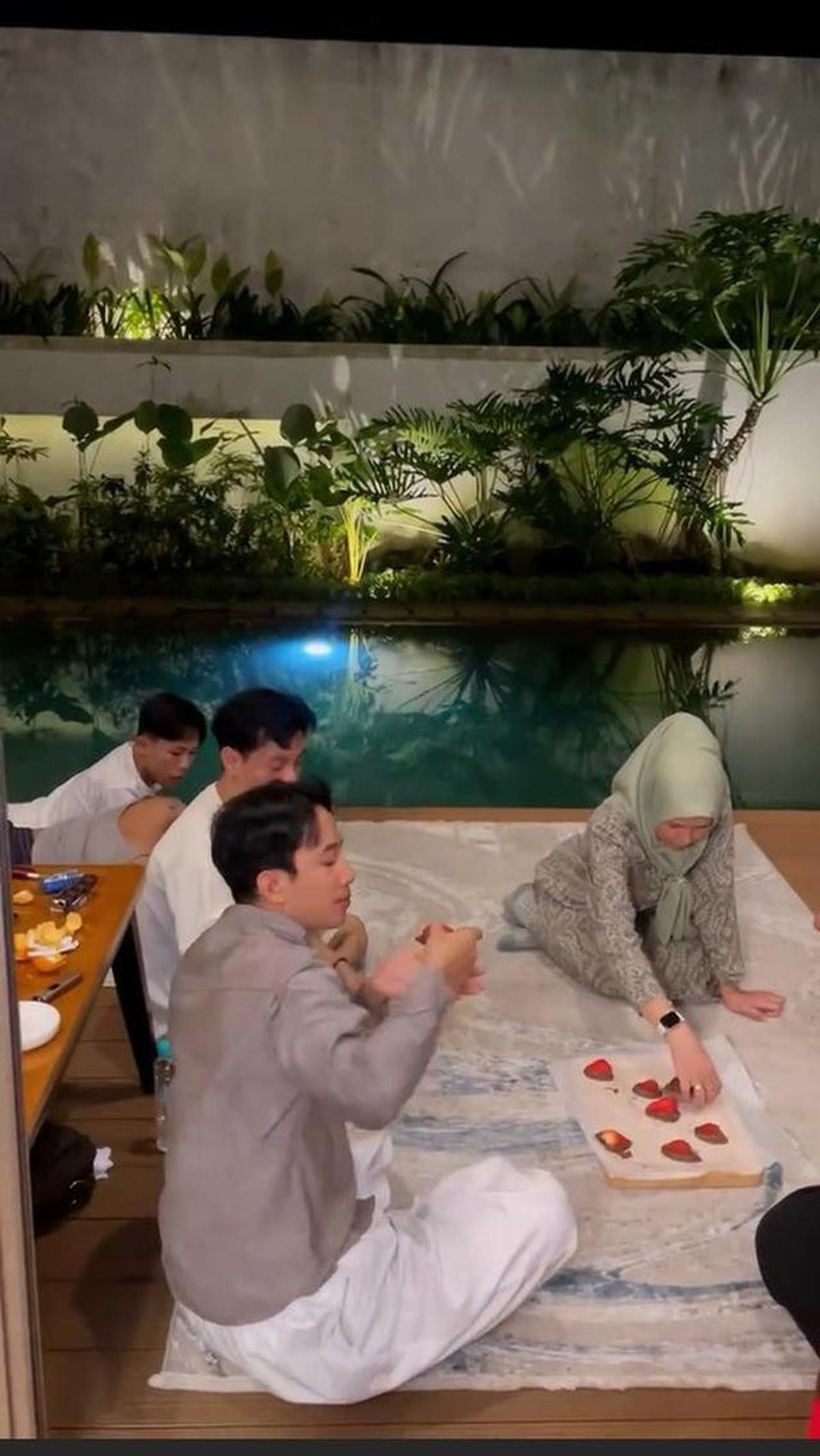 7 Potret Dapur dan Ruang Makan di Rumah Dewi Perssik saat Buka Bersama, Mewah dan Estetik Banget