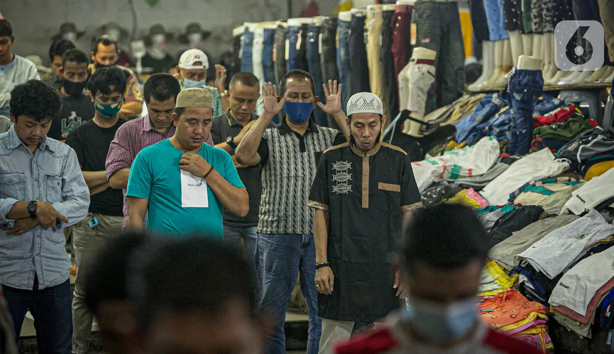 Umat muslim melaksanakan sholat Jumat pertama Ramadhan di Pasar Tanah Abang, Jakarta Pusat, Jumat, (16/4/2021). Fasilitas tempat ibadah yang tidak sebanding dengan jumlah pengunjung menyebabkan jemaah terpaksa melaksanakan ibadah sholat Jumat di selasar pertokoan. (Liputan6.com/Faizal Fanani)