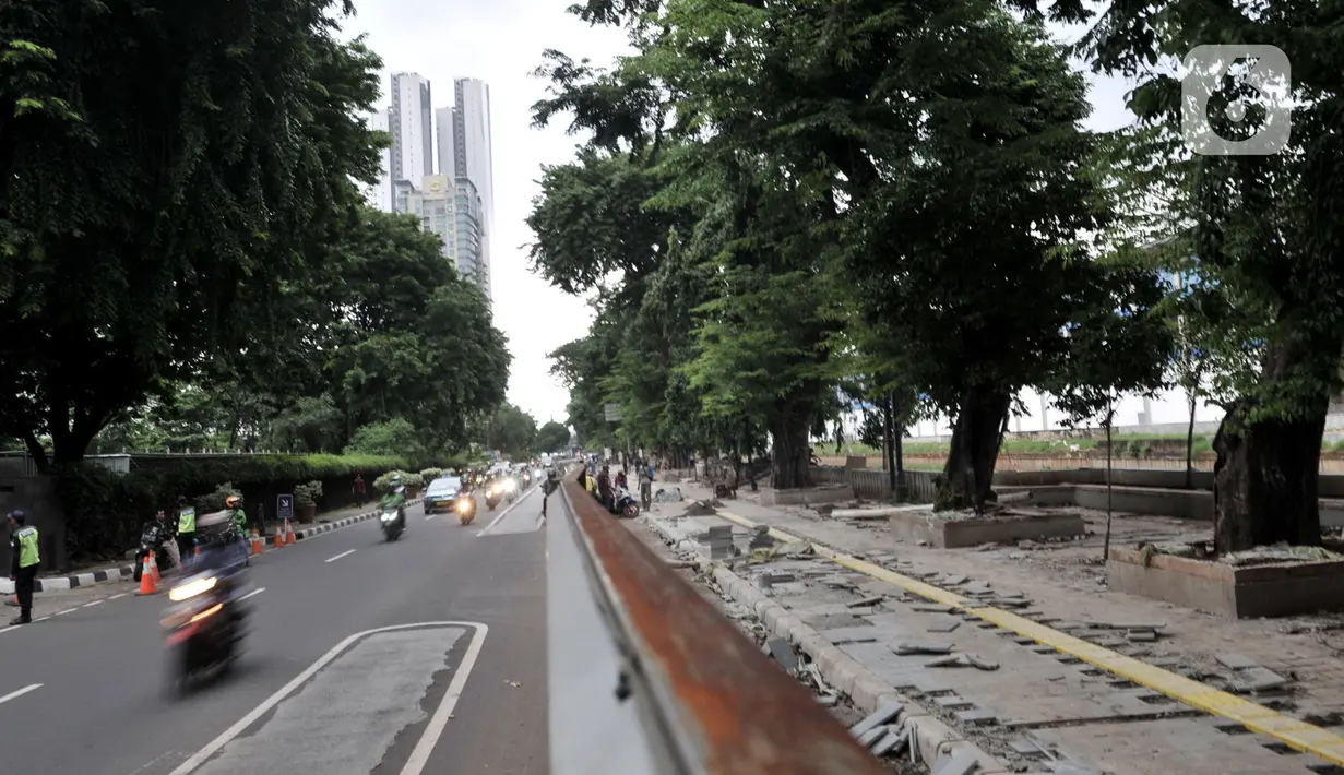 Aktivitas pekerja dari Dinas Sumber Daya Air saat menyelesaikan proyek revitalisasi trotoar di Jalan RM Margono Djojohadikoesoemo, Jakarta, Kamis (16/1/2020). Revitalisasi trotoar sepanjang 300 meter ini ditargetkan rampung pada akhir Februari 2020 mendatang. (merdeka.com/Iqbal Nugroho)