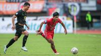 Pemain Persija Jakarta, Firza Andika (kanan) berusaha melewati pemain Barito Putera, Nazar Nurzaidin pada laga lanjutan BRI Liga 1 2022/2023 di Stadion Patriot Candrabhaga, Bekasi, Rabu (22/02/2023). (Bola.com/Bagaskara Lazuardi)