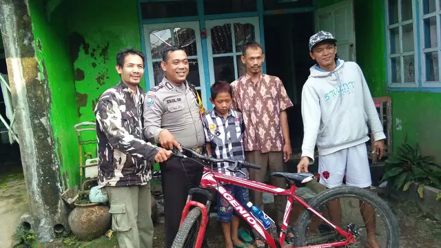 Aksi Nekat Santri Cilik Asal Majalengka Mudik Gunakan Sepeda