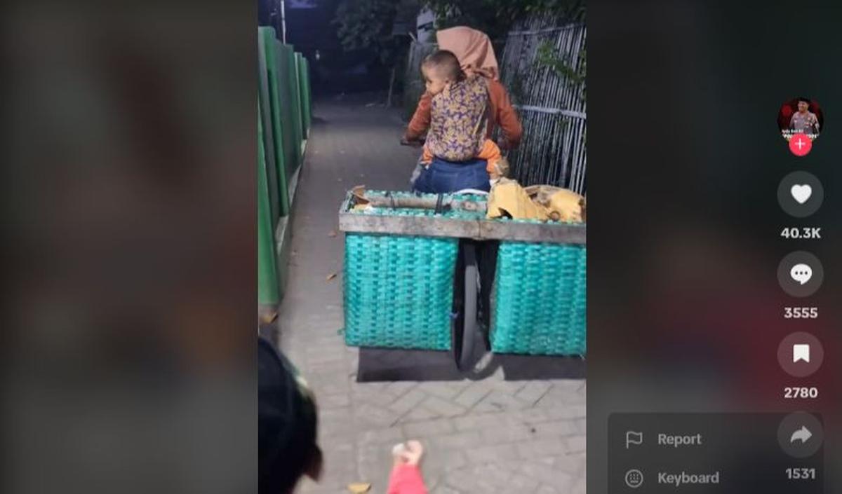 Usai berpamitan, sang Ibu langsung bergegas ke sepedanya. Ia kemudian mengayuh sepeda untuk meninggalkan rumah polisi ini. <br>