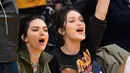 Bahkan Kendall Jenner dan Bella Hadid pernah mendukung tim basket favorite mereka bersama lho! (PopSugar)