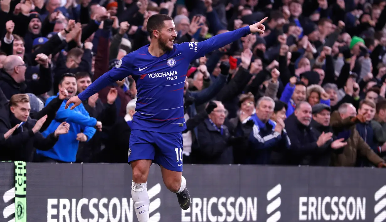 Pemain Chelsea, Eden Hazard melakukan selebrasi usai mencetak gol ke gawang Huddersfield Town dalam dalam lanjutan Liga Inggris di Stadion Stamford Bridge, London, Sabtu (2/2). Chelsea membantai Huddersfield Town 5-0. (AP Photo/Alastair Grant)