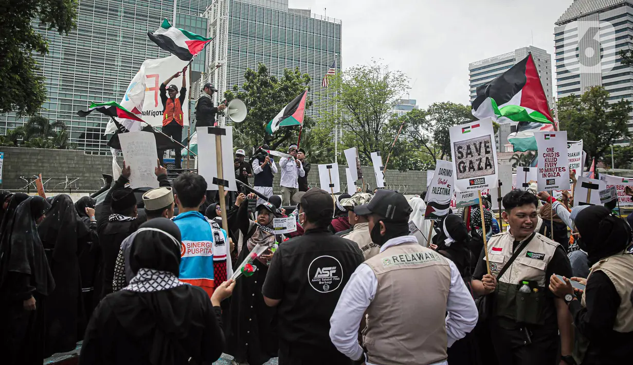 Agresi Israel ke Gaza terus berlangsung saat ini. Sebanyak 23.708 dilaporkan tewas di Gaza. Mayoritas korban jiwa merupakan kelompok perempuan dan anak-anak. (Liputan6.com/Faizal Fanani)