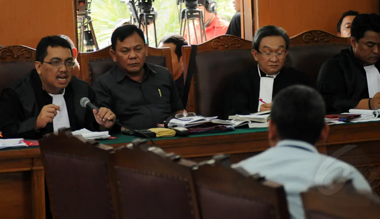 Anggota tim kuasa hukum Komjen Pol Budi Gunawan memberikan pertanyaan pada Iguh Sipurba dalam sidang praperadilan antara Komjen Pol Budi Gunawan melawan KPK di Pengadilan Negeri Jakarta Selatan, Kamis (12/2/2015). (Liputan6.com/Helmi Fithriansyah)