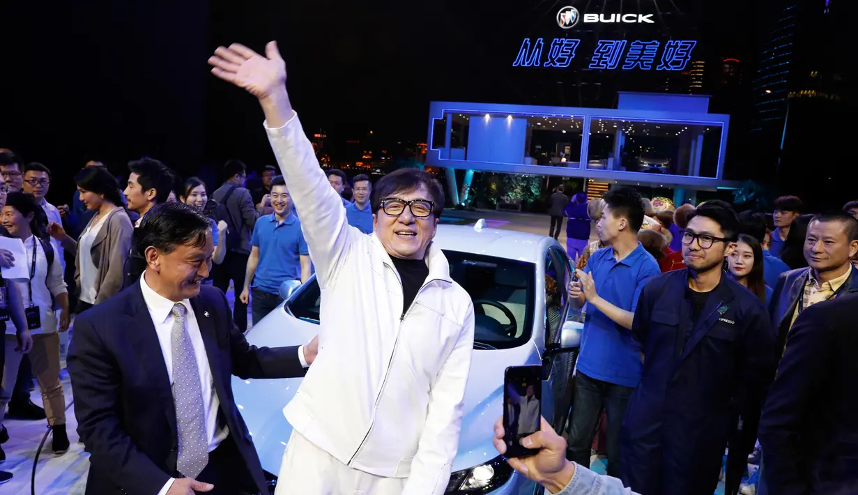 Jackie Chan menyapa awak media saat menghadiri peluncuran mobil Buick Velite 5 Hybrid di pameran Shanghai Auto Show 2017 di Shanghai, China, (18/4). Mobil ini dapat mencapai 116 km dengan sekali charge. (AP Photo / Ng Han Guan)