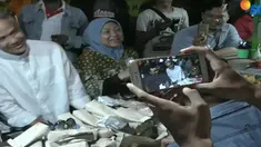 Mereka juga berbincang santai dengan warga sembari menyantap aneka makanan dan minuman yang dijajakan.