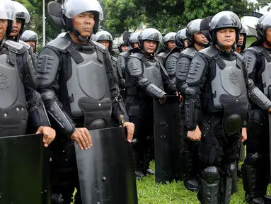 Aparat gabungan dari TNI/Polri menggelar apel di Medan, Rabu (22/11). Apel ini dilakukan guna mengecek kesiapan pasukan dalam mengamankan ngunduh mantu Kahiyang-Bobby. (Liputan6.com/Johan Tallo)